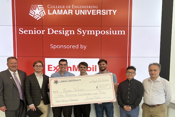Electrical Engineering Team Claims Top Prize at Senior Design Symposium