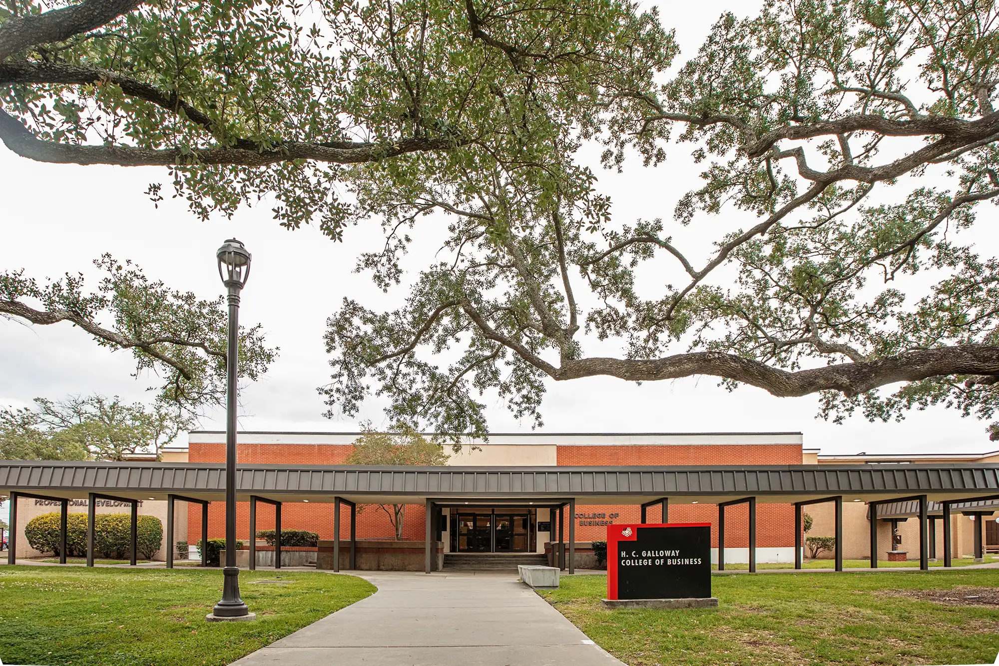 galloway-exterior-at-lamar-university.webp