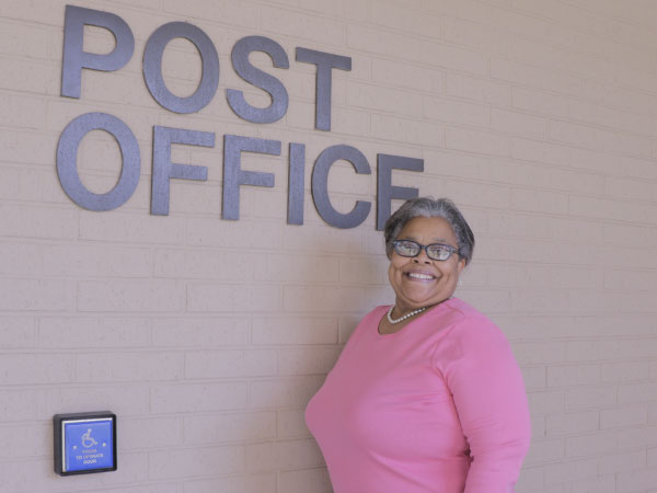 Beloved mail carrier, LU alum Cynthia Perkins to retire after 40 years at LU