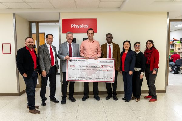 Dr. Rafael de la Madrid wins David J. Beck Teaching Excellence Award