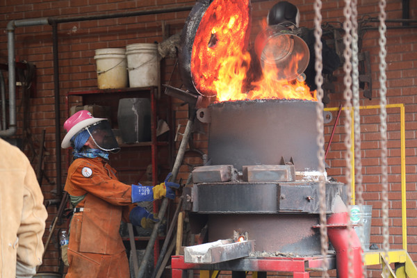 Sculpture students pour 750 pounds of iron in annual cast-iron tradition