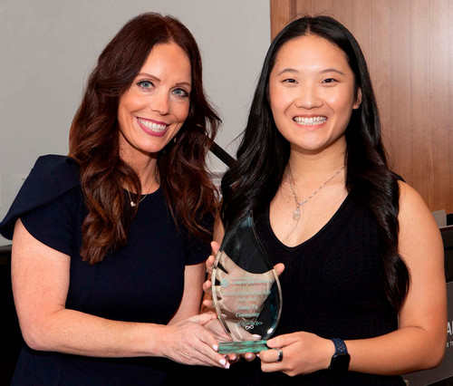 Jenny Tu receives award from Dean Thibodeaux 
