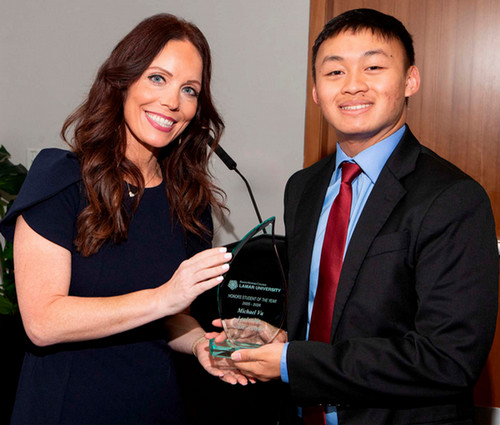 Michael Vu receives award from Dean Thibodeaux 
