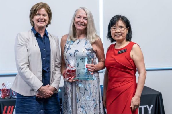Dr. Davis receives Distinguished Researcher award