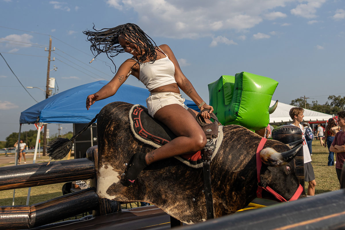 A student rides the mechanical bull during tailgate at the field by the Plummer Building, Aug. 31. UP photo by Brian Quijada.